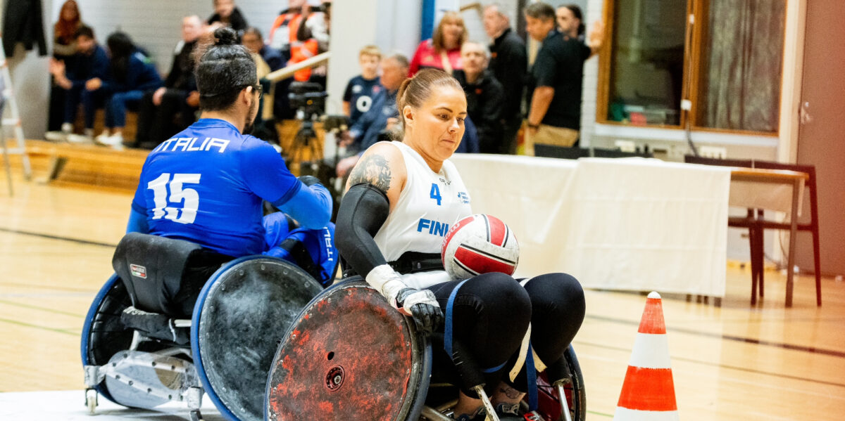 Anna Pasanen pelaamassa pyörätuolirugbyä.