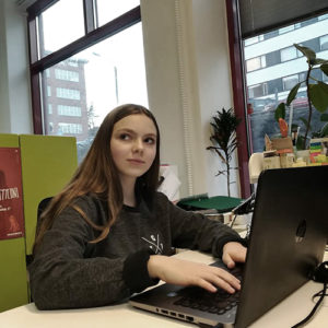 Matilda Sihvola tietokoneen äärellä Animalian toimistolla Helsingissä.