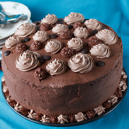 Suklaakakku on koristeltu näyttävästi pursottamalla.