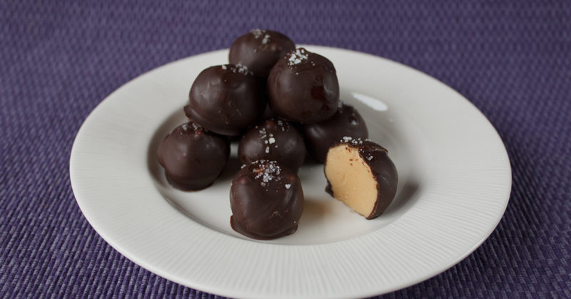 Suklaamaapähkinävoipalloja lautasella.