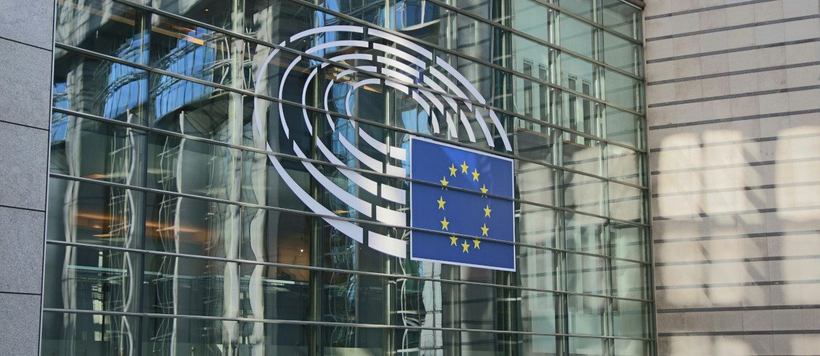 EU:n lippu ja logo parlamentin ikkunoissa.