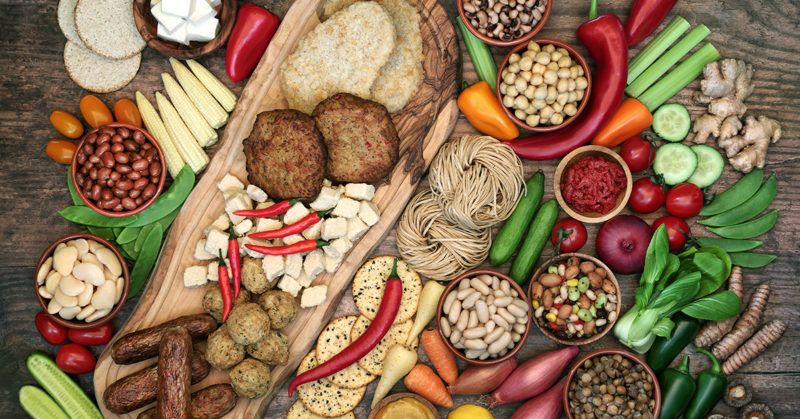 Vegaanisia proteiininlähteitä, kuten papuja, pähkinöitä, vegaanisia pihvejä, tofua ja makkaroita.
