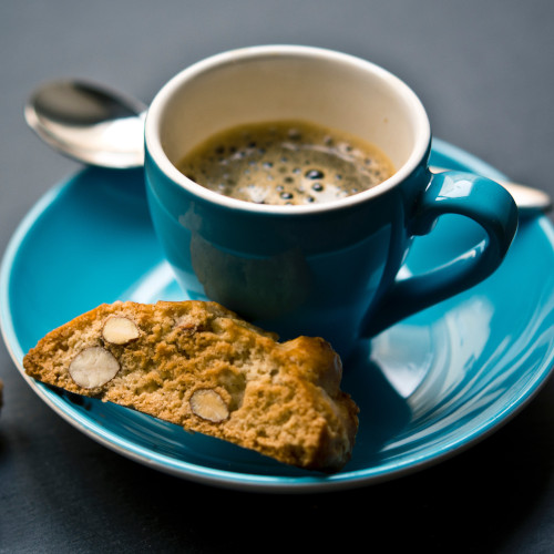 Italialaisten biscotti-keksien taikinaan voi myös lisätä pähkinöitä, kuten esimerkiksi manteleita ja hasselpähkinöitä. Tämä keksi tarjoillaan usein kahvin kera.