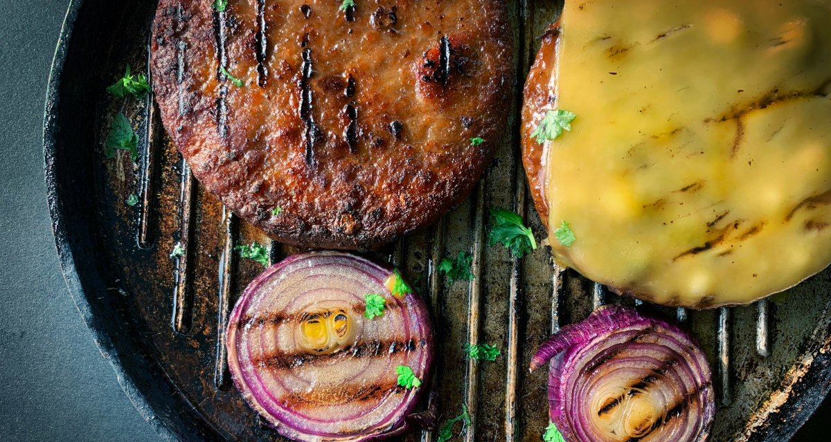 Vegaanista pihviä paistetaan pannulla.