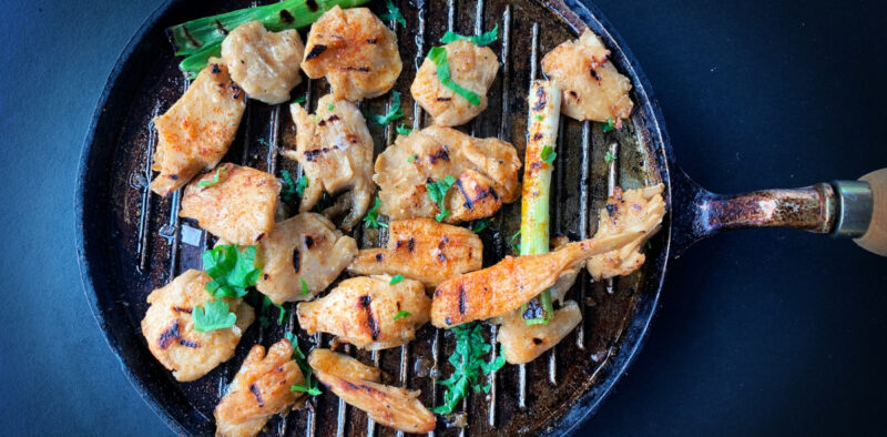 Kanattomia vegeproteiinipaloja paistumassa grilliritilällä.