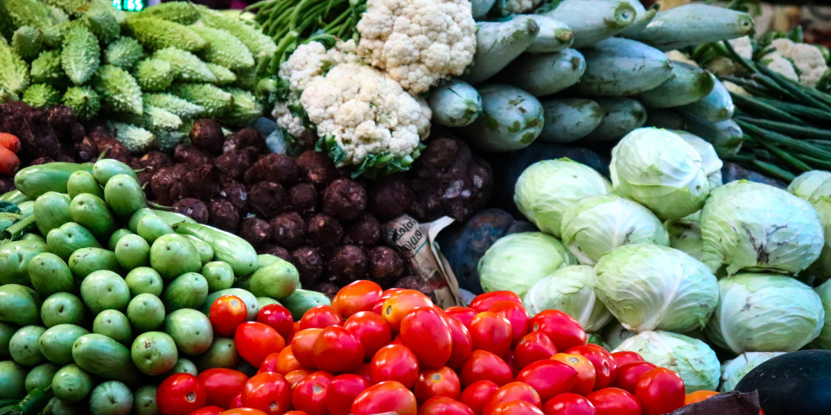 Erilaisia vihanneksia on toripöydällä myytävänä.